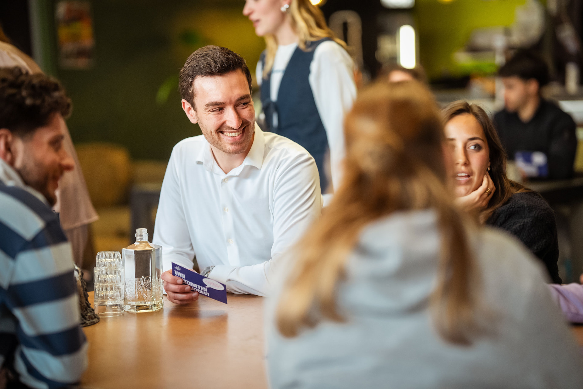 Skyscrapers professionals in gesprek tijdens een teamsessie